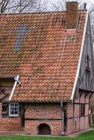 oud huis en kerk in Westfalen foto