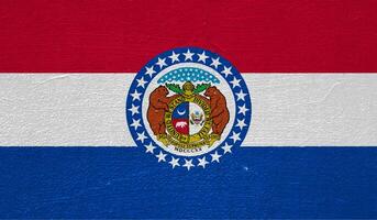 vlag van Missouri staat Verenigde Staten van Amerika Aan een getextureerde achtergrond. concept collage. foto