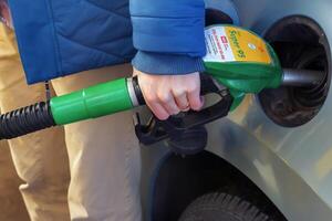 salzburg, Oostenrijk - 14-01-2024 tanken de auto Bij een gas- station brandstof pomp. foto