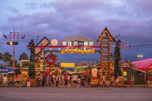 aboriginal straat van dongdamen nacht markt, geopend in juli 2015 en gelegen in hualien stad, Taiwan. het is de grootste nacht markt in de provincie met meer dan 400 verkoper. foto