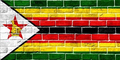 vlag van republiek van Zimbabwe Aan een getextureerde achtergrond. concept collage. foto