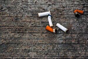 meerdere sigaret peuken zijn aan het liegen Aan de vloer. anti-roken concept. foto