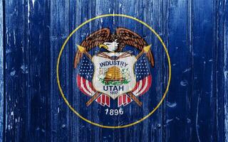 vlag van Utah Verenigde Staten van Amerika staat Aan een getextureerde achtergrond. concept collage. foto