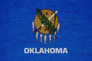 vlag van Oklahoma staat Verenigde Staten van Amerika Aan een getextureerde achtergrond. concept collage. foto