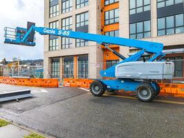 Portland, Verenigde Staten van Amerika - 27-01-2024 blauw werk platform tegen de achtergrond van een gebouw. mobiel kraan Bij een bouw plaats. foto