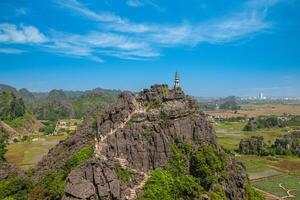 groot pagode Bij mua grot piek, oftewel hangen mua, in ninh binh, Vietnam foto