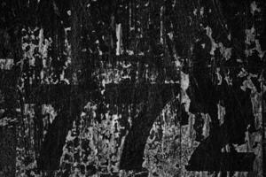 oud pellen wijnoogst posters Aan grunge beton muur structuur achtergrond. foto