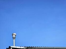 turbine ventilatie systeem Aan de dak met blauw lucht achtergrond. foto