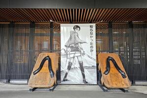 sla een, Japan november 11, 2023 Levi ackerman teken van aanval Aan Titan en groot houten sandalen Bij jr sla een station, waar is een spoorweg station Aan de Kyudai hoofd lijn bediend door jr Kyushu in sla een. foto