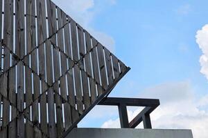 houten partitie Aan de gebouw dak met blauw lucht. foto