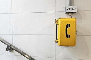 geel noodgeval telefoon doos Bij de metro station. foto