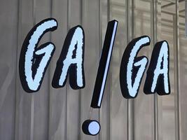 Bangkok, Thailand augustus 17, 2023 gaga teken. gaga houding in een kop is een beroemd cafe in Bangkok, Thailand. foto