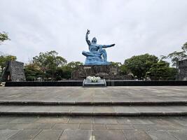 nagasaki, Japan november 16, 2023 vrede standbeeld Bij Nagasaki hypocentrum park. het is een beroemd mijlpaal van nagasaki. foto