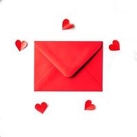 ai gegenereerd rood envelop met harten Aan een wit achtergrond. Valentijnsdag dag groet concept. foto