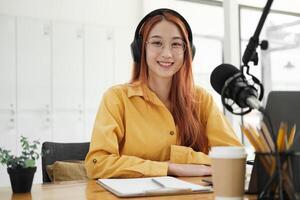 vrouw podcaster maken audio podcast van haar huis studio foto