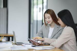 manager onderwijs nieuw medewerkers met een glimlach foto