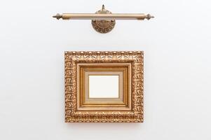 kunst Scherm met tintje van luxe gebruik makend van overladen goud kozijnen. de verguld antiek ontwerp voegt toe elegantie en retro charme naar instelling. de leeg kaders voorzien een blanco canvas naar vitrine afbeeldingen of kunstwerk. foto