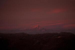 zonsopkomst over- monviso top Bij de Alpen foto