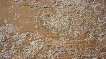 golven crashen Aan de wit zand strand foto