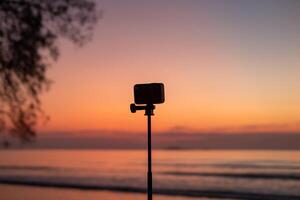 toeristen reeks omhoog camera's naar nemen afbeeldingen van de zee Bij zonsondergang en schemering. foto