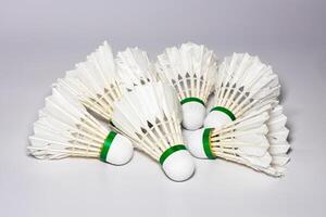 badminton shuttles Aan de wit achtergrond foto