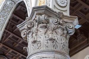 de hoofdstad van een oud kolom in de kerk foto