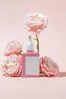 blanco roze glas essentieel olie fles met pipet Aan roze achtergrond versierd bloeiend roos bloemen. huid zorg concept met natuurlijk schoonheidsmiddelen foto