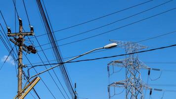 elektrisch draden en elektrisch polen kruispunt de hoog Spanning pool toren tegen de blauw lucht achtergrond. foto