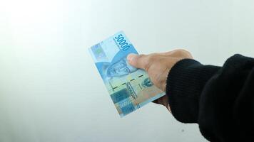 hand- houden geld roepia, transactie concept, financieel concept foto