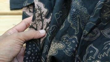 een traditioneel Indonesisch kleding stof, namelijk batik kleding welke heeft uniek en verschillend patronen en beeld motieven voor elk regio. cultureel thema foto's, typisch van Azië. foto