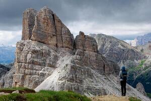een vrouw persoon bewonderend de visie van bergen in de dolomieten, Italië. beroemd plaatsen voor hiking. foto
