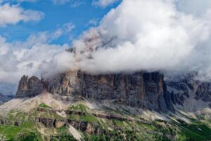 visie van tofaan berg reeks gedekt met wolken in de dolomieten, Italië. verbazingwekkend bestemming voor trekkers en wandelaars. beroemd bergbeklimmen plaats. foto
