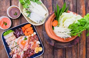 top tafel, voedsel van shabu, heet pot, met groente borden, ingrediënt varkensvlees, en eiwit, champignons heet pot Aziatisch gegrild voedsel bbq stijl voedsel foto