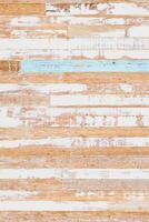 de achtergrond van verweerd geschilderd hout. oud gekrast houten planken met sommige scheuren. grunge roestig hout structuur achtergrond van oud aarde gekrast houten planken. verticaal. foto