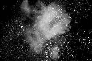 bizarre vormen van witte poederexplosiewolk tegen zwarte background.white stofdeeltjes spatten. foto