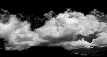 wolken op zwarte achtergrond foto