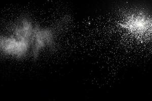 witte poeder explosie wolk tegen zwarte background.white stofdeeltjes splash. foto