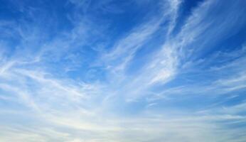 blauwe lucht met witte wolkenlandschapsachtergrond foto