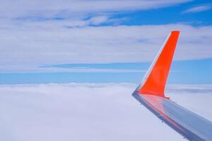 hoog hoek visie van wolken over- de landschap tegen de lucht is gezien door de vliegtuig venster. gevoel vrijheid en nieuw inspiratie. horizon achtergrond met kopiëren ruimte. foto