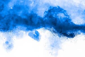 blauw kleur stof deeltjes explosie wolk Aan wit Achtergrond kleur poeder plons. foto