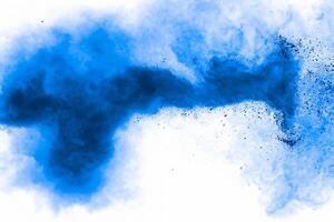 blauw kleur stof deeltjes explosie wolk Aan wit Achtergrond kleur poeder plons. foto