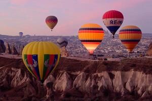 heet lucht ballon vlucht in Goreme in kalkoen gedurende zonsopkomst. rijden in een heet lucht ballon, de meest populair werkzaamheid in cappadocië. romantisch en beroemd reizen bestemming. foto