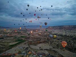 heet lucht ballon vlucht in Goreme in kalkoen gedurende zonsopkomst. rijden in een heet lucht ballon, de meest populair werkzaamheid in cappadocië. romantisch en beroemd reizen bestemming. foto
