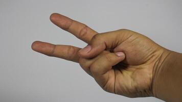 de Rechtsaf hand- van een jong Mens gebaren met 2 vingers. geïsoleerd Aan wit achtergrond foto