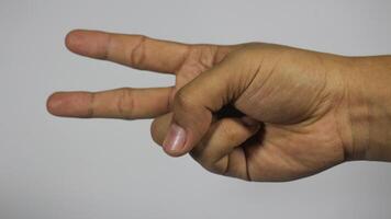 de Rechtsaf hand- van een jong Mens gebaren met 2 vingers. geïsoleerd Aan wit achtergrond foto