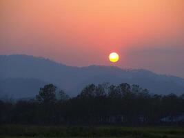 landschap van mooi zonsondergang Aan berg heuvel in noordelijk, Thailand foto