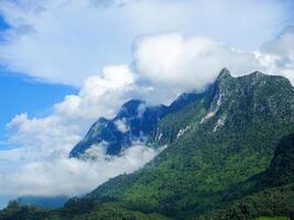 landschap van bergen bedekt met witte wolken. doi laung chiang dao, een beroemde toeristische bestemming in chiang mai, thailand foto