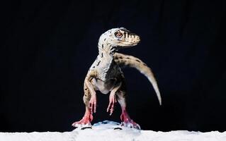 velociraptor dinosaurus in de donker foto