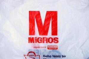 antalya, kalkoen - mei 18, 2021 migros supermarkt oranje logo Aan merk markt zak foto