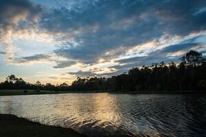 landschap van lucht zonsondergang en reflectie van water foto
